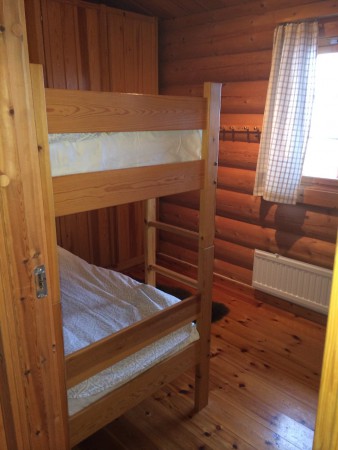 Sovrum 3: Har 2 sängplatser (våningssäng), samt skåp för förvaring.